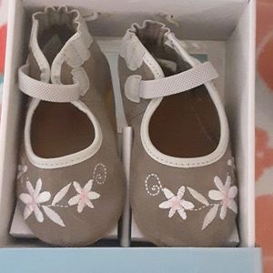 New in box Robeez 12-18 mos Mary Jane Style shoes